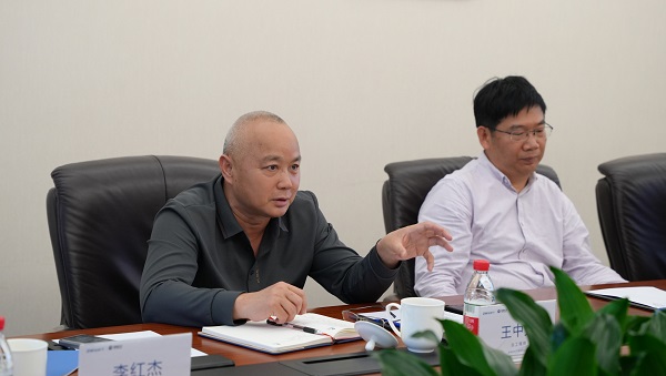 保利长大总工程师王中文（左）分享行业数字化转型现状