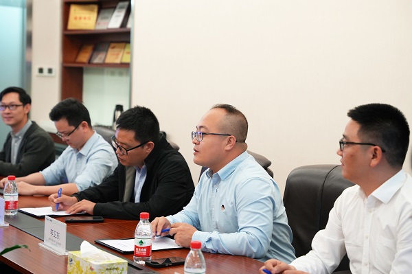中望软件KA事业部副总经理李卫东（右二）介绍典型服务案例