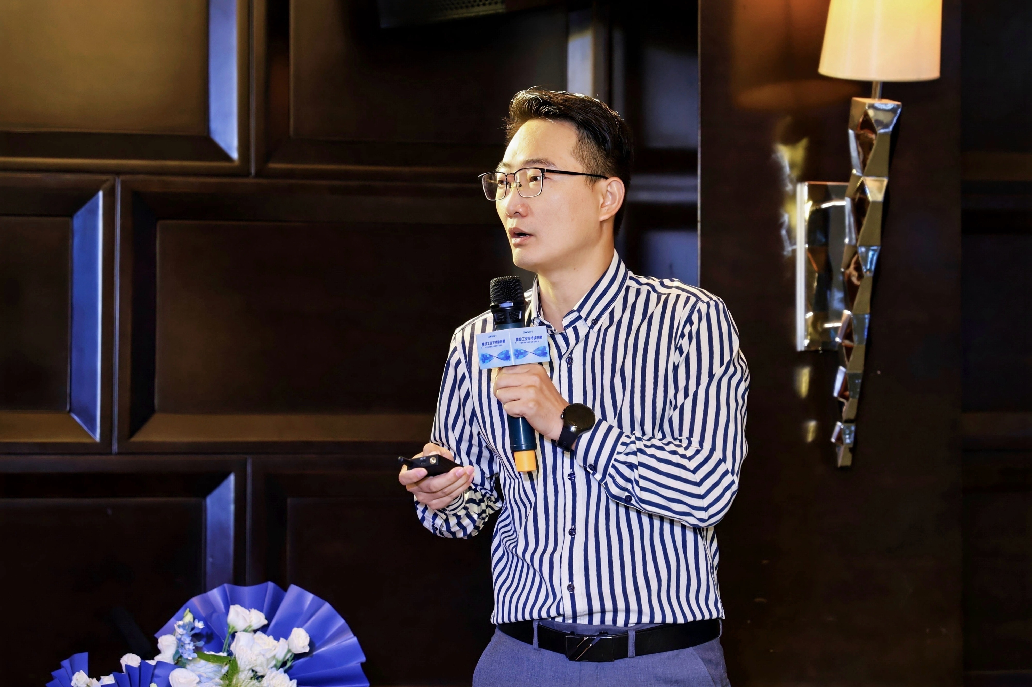 华为陕西终端业务部政企销售总监闫怀英发表主题演讲