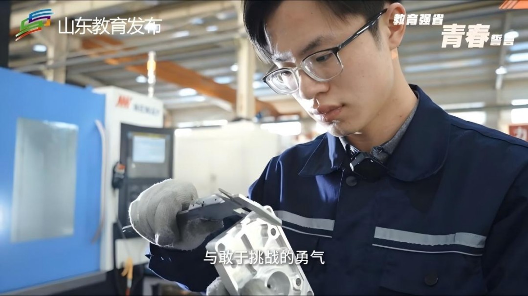 韩文灿操作数控设备  完成机械零部件加工制造